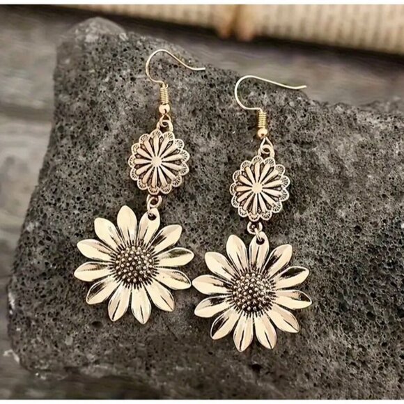 Delicate Gold Leaf and Flower Hoops - Picture 4 of 5